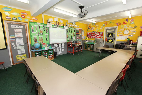 Ystafell dosbarth lliwgar gyda waliau melyn