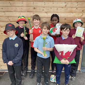 myfyrwyr yn gwisgo dillad â thema Gymreig