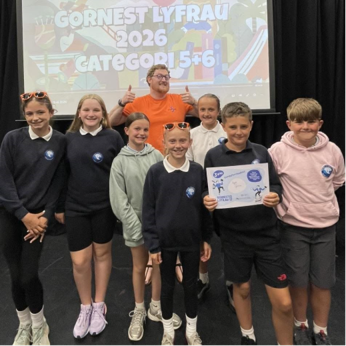 Children from Cwm Banwy School coming 1st in the Gornest Lyfrau Year 5 and 6