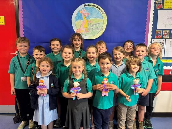Ysgol Morfa Nefyn wedi ennill Gwobr Aur y Siarter Iaith