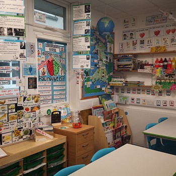 cornel ystafell ddosbarth yn llawn gweithgareddau a llyfrau