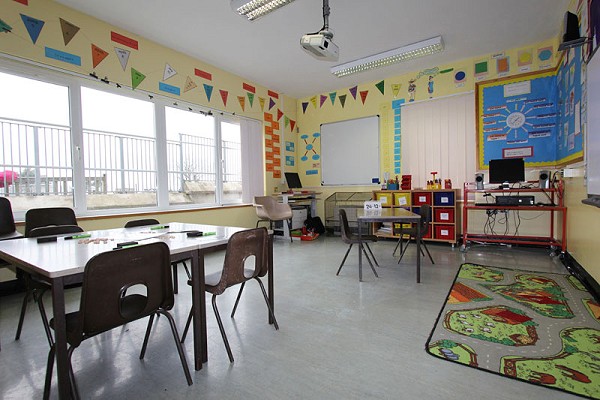 Ystafell dosbarth lliwgar gyda ffenestri mawr