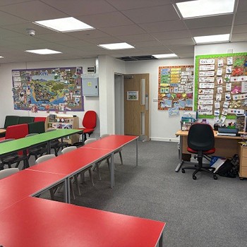 desg athrawon yn yr ystafell ddosbarth a byrddau myfyrwyr