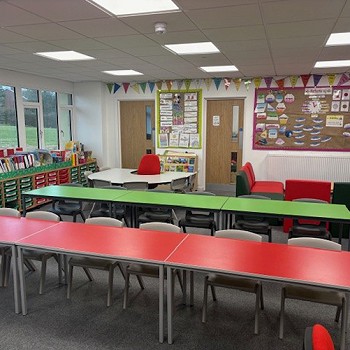 byrddau ystafell ddosbarth coch a gwyrdd