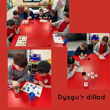 myfyriwr yn dysgu am ddillad yn y Gymraeg