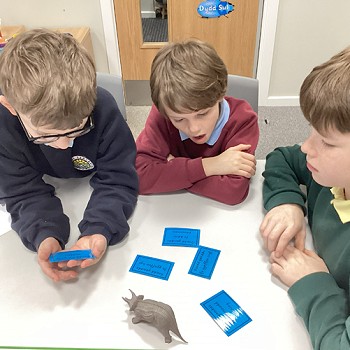 students playing describe the dinasour game