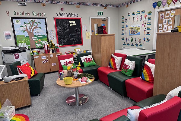 Ystafell dosbarth lliwgar gyda gwaith celf ar y waliau