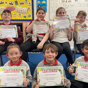 casgliad o ddelweddau o ddisgyblion Ysgol cymerau yn dal eu tystysgrifau